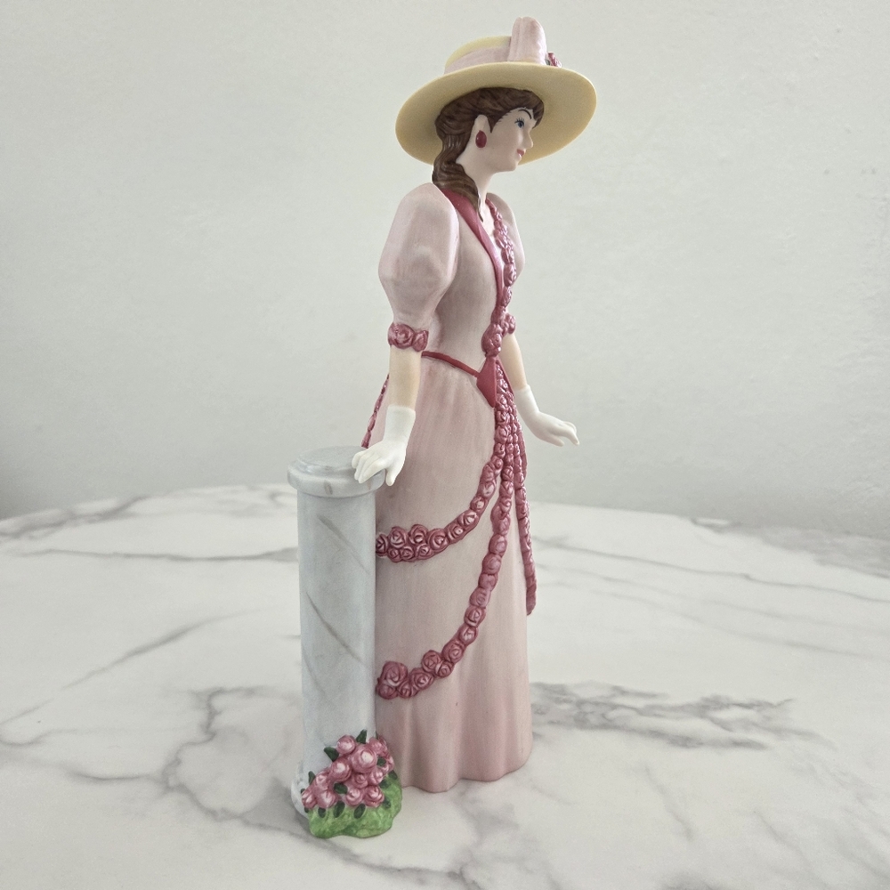 Avon Mrs. Albee 2015 Figurine Collectors Edition - Picture 4 of 16